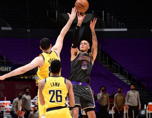 世界杯官网软件下载安装-末节15分助湖人逆转 库兹马还悄然成为队内篮板王